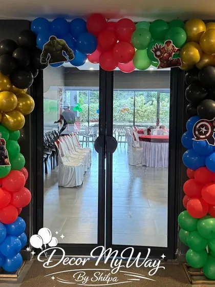 I created this Avengers-themed balloon arch to welcome guests to the party. The arch features color blocks representing different heroes, along with their iconic symbols, setting the stage for an epic celebration right from the entrance.