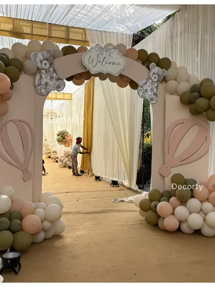 The teddy bear-themed welcome arch, perfectly framing the entrance to the event.