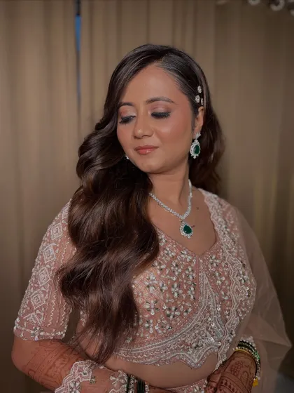 A close-up of the reception makeup. The skin is luminous, the eyes are shimmering, and the lips are a soft nude, creating a balanced and beautiful look.