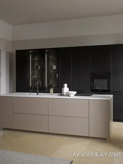 This kitchen design redefines understated luxury with a beautiful balance of warm beige-brown and rich black oak veneer, creating a space that is both striking and inviting.