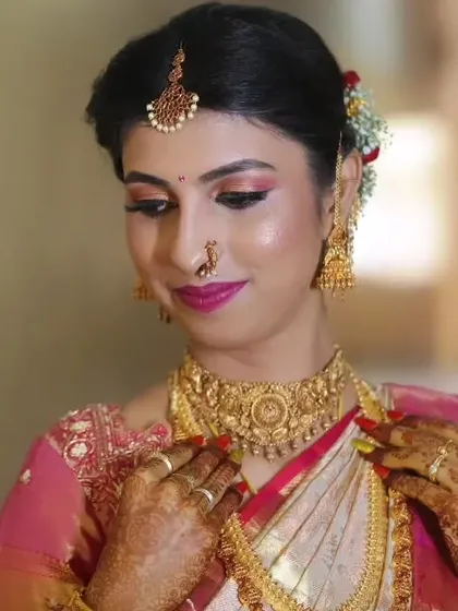 A close-up of Akshatha, focusing on the harmony between her makeup, jewellery, and the intricate details of her saree blouse.
