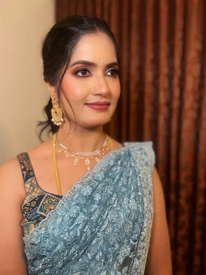 A simple and elegant guest makeup look for a reception. The soft makeup and modern hairstyle are perfect for attending a wedding party.