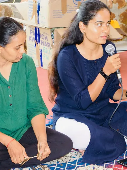 A student asks a question during a practical session. I encourage an open and interactive environment where everyone feels comfortable to learn and grow.