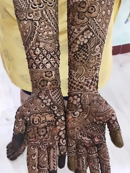 The final, beautiful stain of an intricate design. You can see the name 'Salman' delicately written on the palm, surrounded by dense floral and paisley work.