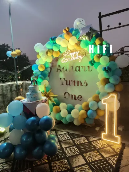 Another view of the versatile outdoor balloon ring setup.