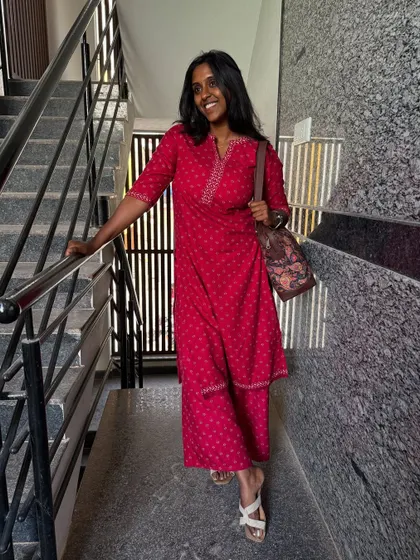 A casual photo on the stairs. This is my everyday style, comfortable and simple.