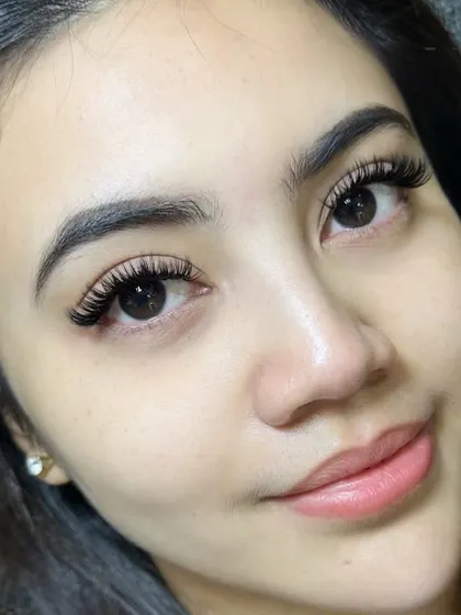 A gorgeous Hybrid lash set with carefully placed spikes. I used longer 14-15mm lashes for the spikes and shorter 10-11mm lashes for the base to create this textured, wispy effect.