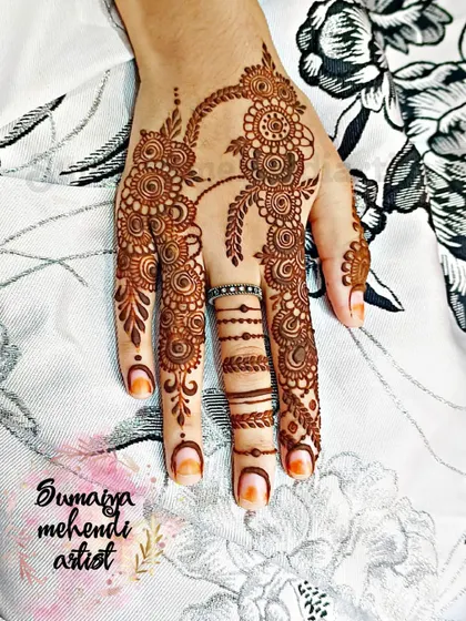 A delicate and lacy party henna design that is so pretty and feminine.