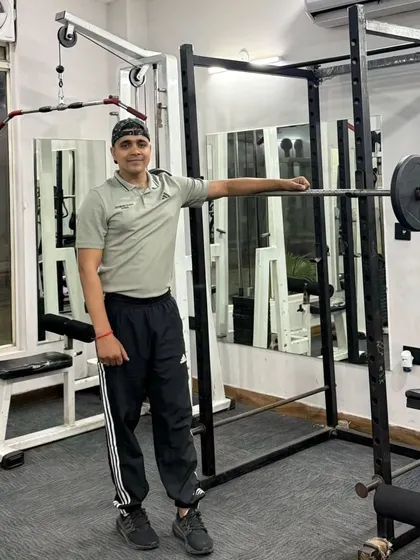 Another pose with the barbell.