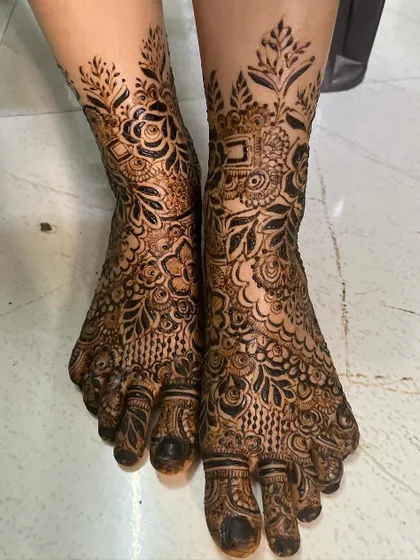 Another floral foot design I created. This one has a mix of bold flowers and delicate leaves, with a beautiful leafy border around the ankle.