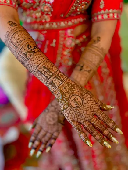 Another beautiful bridal mehendi, personalized with the couple's initials.