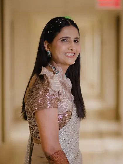 The sister of the bride looking chic and stylish. Her makeup is fresh and modern, with a fun, sparkly hairstyle. ✨