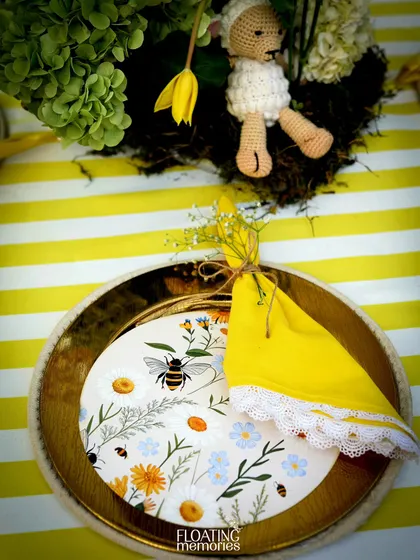 Every detail was considered, right down to the custom-printed plates featuring botanical illustrations of bees and flowers. A yellow napkin tied with twine completes this charming place setting.