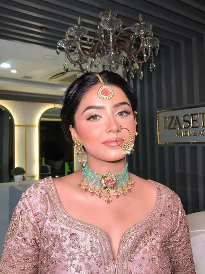 Another shot of the clean, fresh bridal makeup that pairs so well with this soft-hued lehenga. It’s all about enhancing natural beauty.