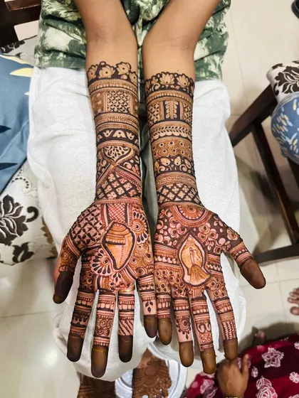 A special mehendi for a Diksharthi, marking a spiritual journey. It was a true honor to create this design. 🙏🏼