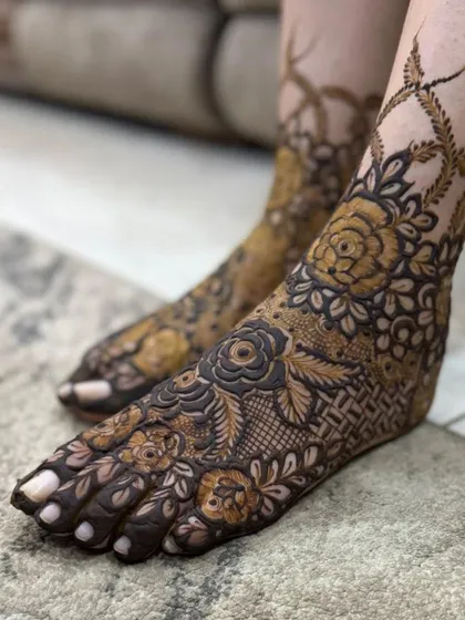 Here are more examples of my bridal foot mehendi. I can create matching designs for both feet or unique, complementary patterns, all tailored to your preference for your wedding day.