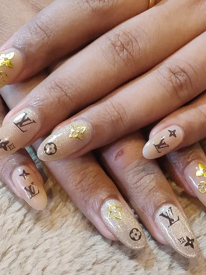 For the fashion lover, this set features the iconic Louis Vuitton monogram in gold and brown on a neutral, shimmery base. A luxurious design for a high-fashion statement.