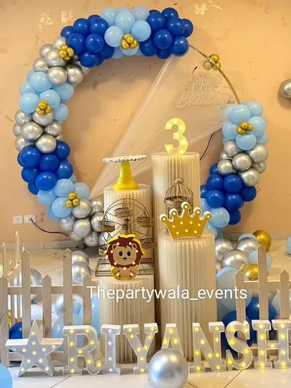 A blue and silver balloon ring with light-up letters, perfect for a 3rd birthday.