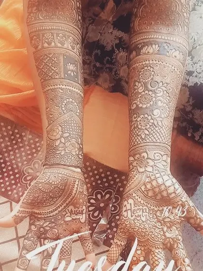 A beautiful shot of a completed bridal design for my client Heena. I love capturing the final look of the fresh paste.