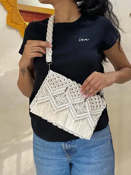 Here is our macrame cross-body bag, featuring a detailed diamond pattern and a fringe flap. It comes with a detachable strap so you can also use it as a clutch.