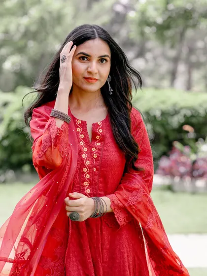 A direct and engaging portrait of the bride-to-be. Her expression connects with the camera, making this a strong and memorable pre-wedding photograph.