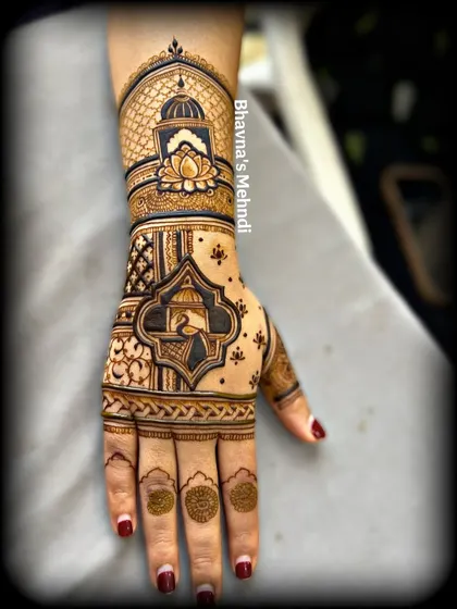 The completed design, with the swan motif beautifully filled in and complemented by simple, elegant finger designs.
