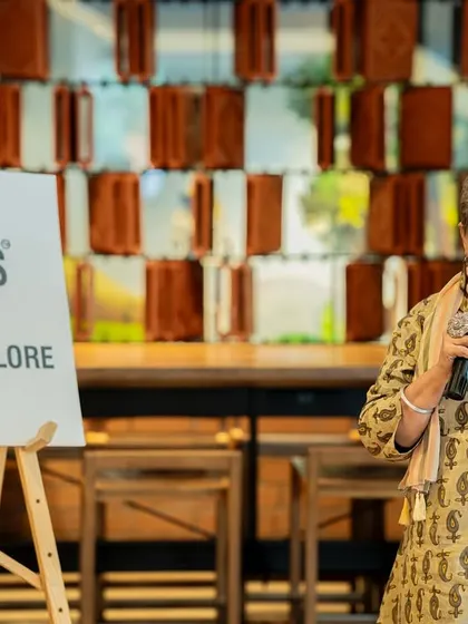 An experienced poet shares her wisdom on the theme of "Seasons". The event was a splendid Sunday filled with warmth and creativity.