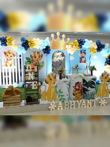 Another angle of the royal Simba setup, showing the light-up name and snowflake details.