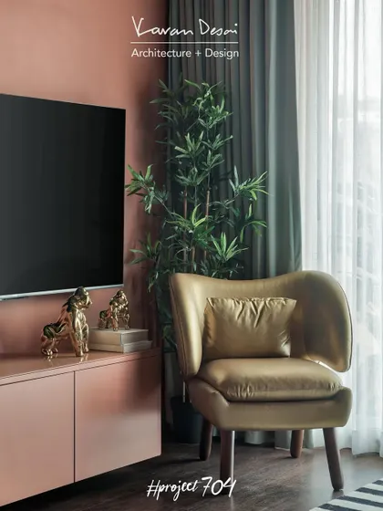 To bring a touch of luxury to this living room, we added a statement chair in a golden fabric. It’s a small detail that elevates the entire space and adds a layer of sophistication.