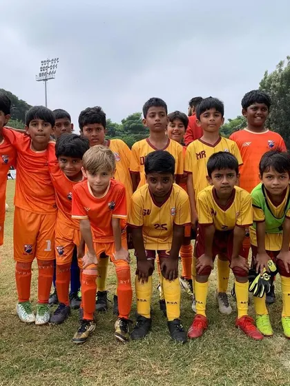The combined group of U9 players after a successful day of matches.
