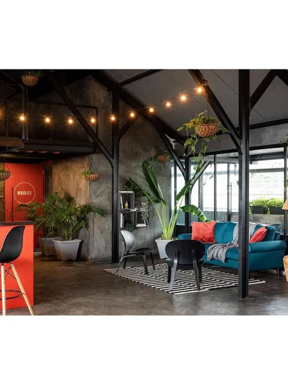 An adaptive event space we designed with a focus on flexibility. The industrial metal architecture, combined with comfortable lounge seating and string lights, creates a breezy and easy to configure rooftop venue.