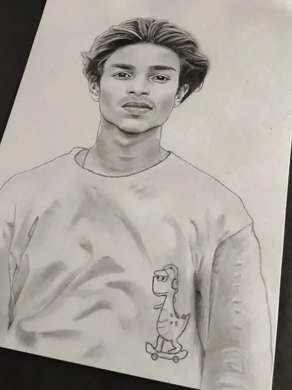 This is a commissioned artwork. I focus on the subtle details of facial structure and clothing to create a lifelike pencil drawing.