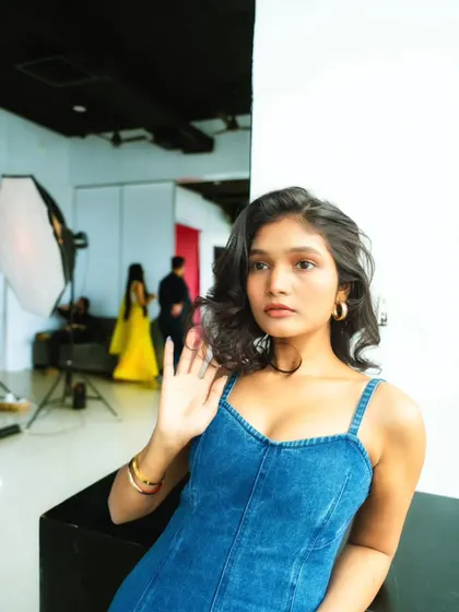 A moment of interaction during the shoot, where the model waves playfully. It’s these lighthearted, in-between moments that show the real vibe of the session and make the experience memorable.