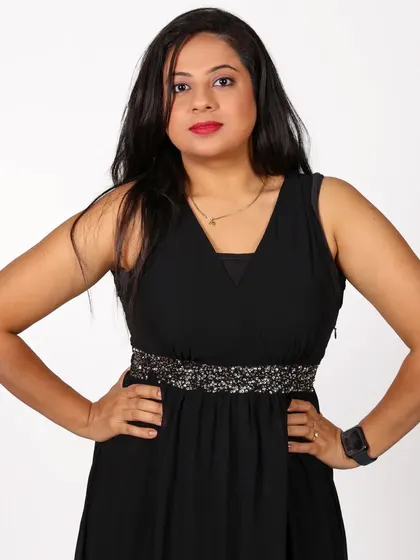 A powerful and confident pose. The makeup features a bold red lip and defined eyes, perfect for creating a strong impression in a professional portfolio.