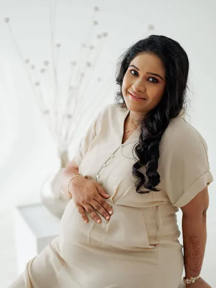 A lovely portrait where the mom-to-be is glowing. I used warm tones for her makeup to give her a sun-kissed, radiant look, which works beautifully with her beige outfit.