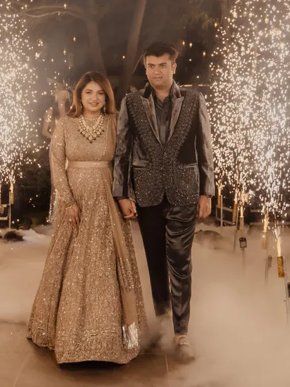 Madhushree’s grand reception entrance was pure magic. Her makeup was designed to be glamorous and long lasting, featuring a flawless base and defined eyes that sparkled under the lights and through the celebratory fireworks.