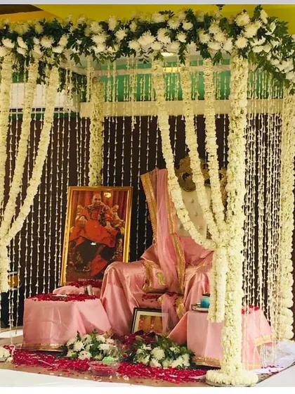 Another angle of the Guruji Satsang darbar with the mogra flower canopy. The attention to detail in the floral work creates a truly special and divine atmosphere.