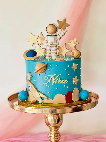 Another take on a space theme, this cake for Nira has a golden astronaut and stars. The details give it a slightly more glam and stylized feel.