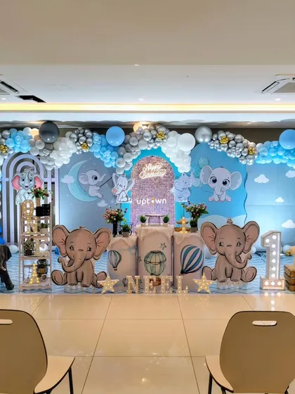 Another angle of the baby elephant theme, showing the seating arrangement.