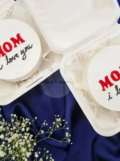 A pair of minimalist "MOM I love you" bento cakes. Clean, simple, and straight from the heart, packed and ready for gifting.