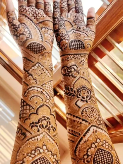 This design uses architectural-inspired arches and jaali patterns to create a majestic look. The clean lines and symmetrical layout make it a timeless choice for any bride.