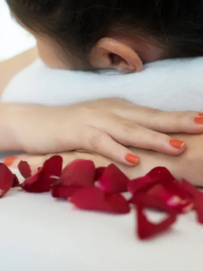 A moment of relaxation before a treatment. The rose petals scattered on the bed are a small touch to welcome you and begin your journey into serenity.