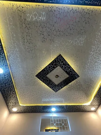 Black and silver pattern waale is design mein humne centre mein diamond shape ka element diya hai. Yeh ek party ya entertainment room ke liye perfect hai.