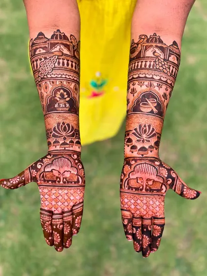 Another angle of this luxurious design, showing the beautiful symmetry and the richness of the patterns that cover the hands and arms.