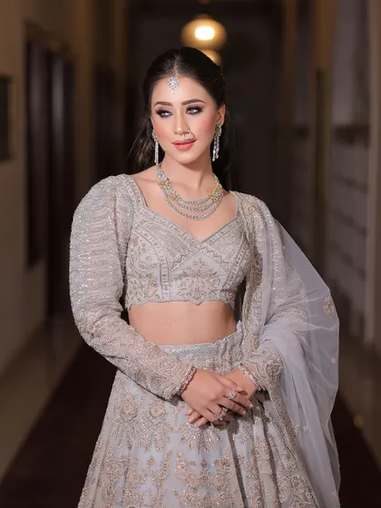 A look that leaves everyone in awe. The soft, elegant makeup with a touch of shimmer was the perfect choice for her engagement party.
