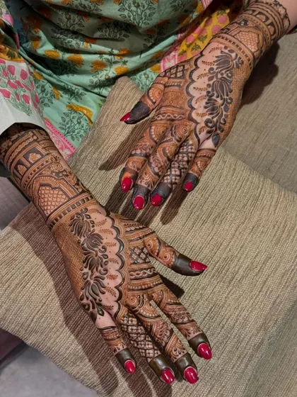 A lovely floral and paisley design that flows beautifully on the hands. This is a great choice for sangeets, engagements, or for the bridal party.