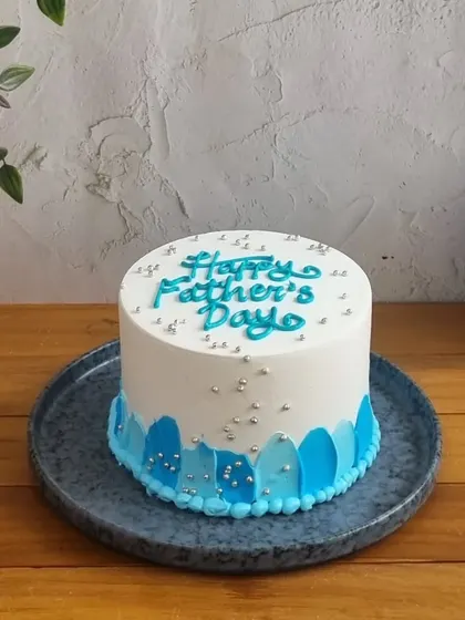 A simple and heartfelt "Happy Father's Day" cake, perfect for any dad who appreciates classic design and delicious flavor.