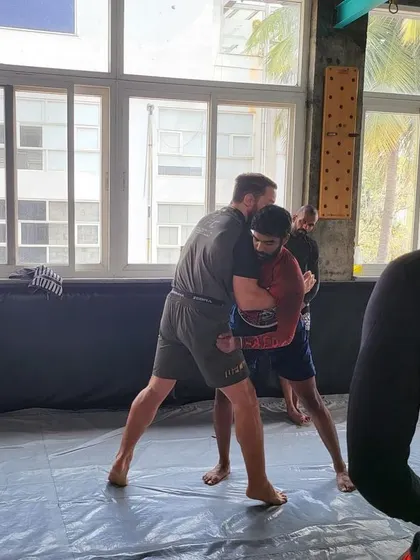 A duplicate shot showing the clinch work from the Dustin Stoltzfus seminar.