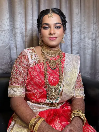 Another angle of this beautiful Kerala bride. The focus is on clean, defined features and a makeup look that feels as comfortable as it looks beautiful.