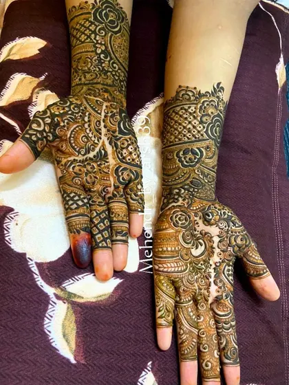 This design shows a mix of geometric grids and flowing paisley patterns, a beautiful fusion of modern and traditional styles.